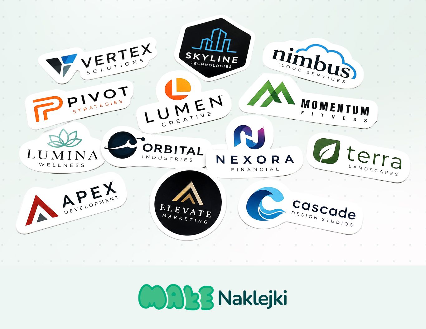 Naklejka z logo firmy wspierająca skuteczny branding pudełek i paczek