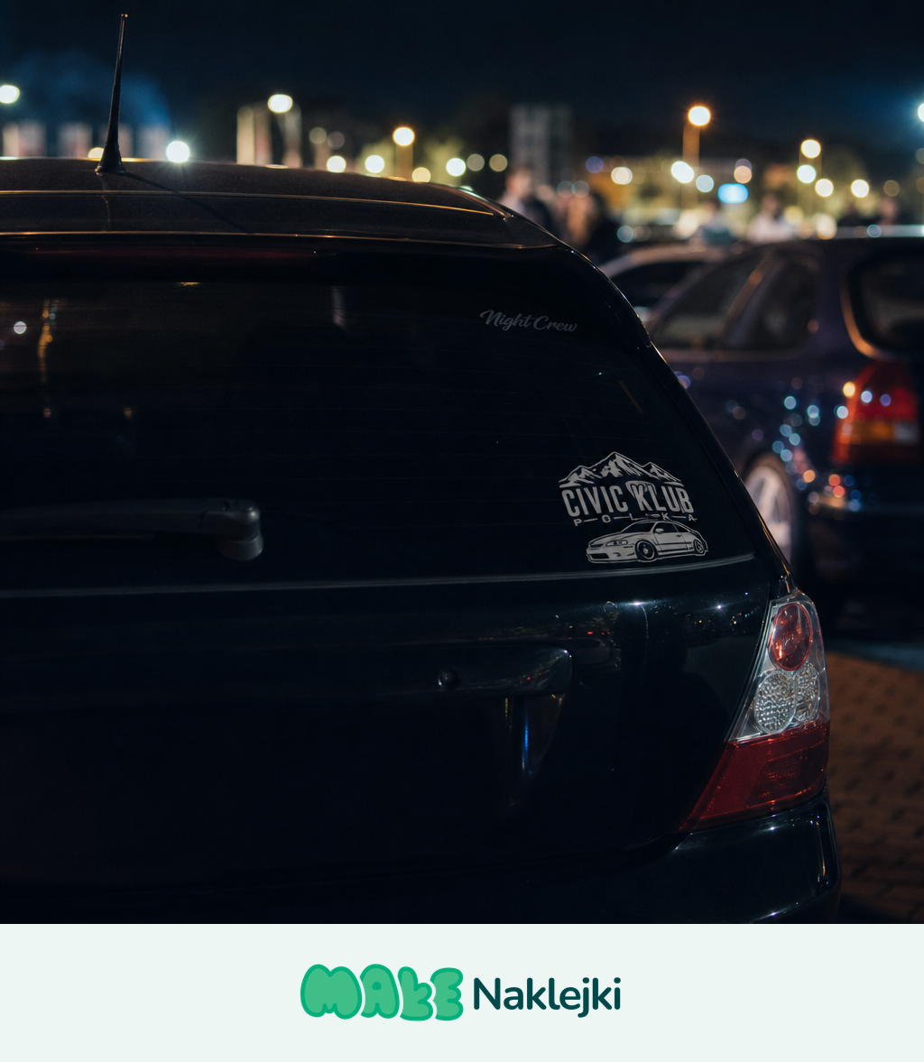 Naklejka klubowa Civic Klub Polska na tylnej szybie czarnego hatchbacka podczas wieczornego zlotu motoryzacyjnego.