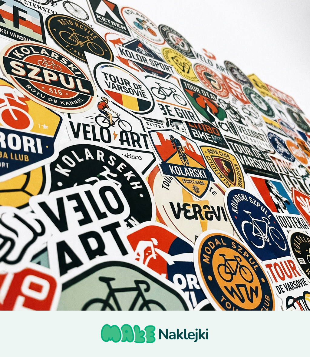 Ściana pełna vintage naklejek klubów kolarskich z logo Velo Art, Kolarski Szpul i Tour de Varsovie.