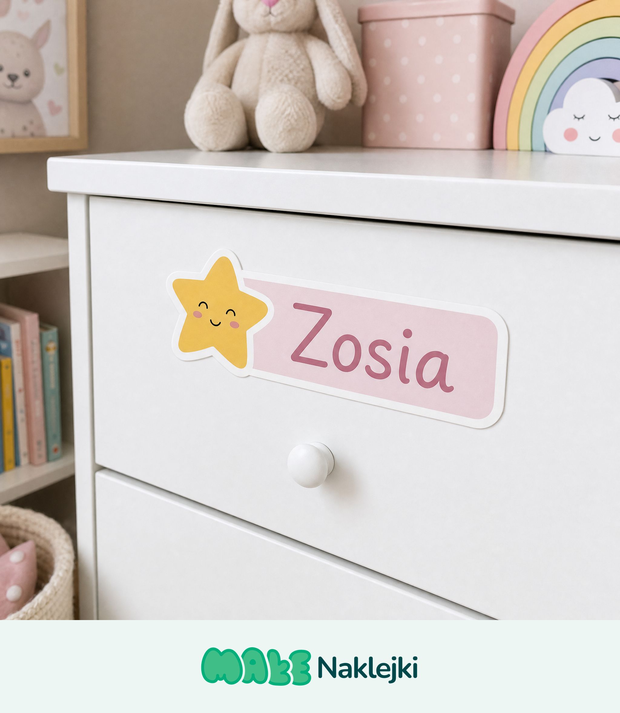 Mała naklejka z imieniem "Zosia" i ikoną gwiazdki naklejona na froncie białej komody w pastelowym pokoju dziecięcym